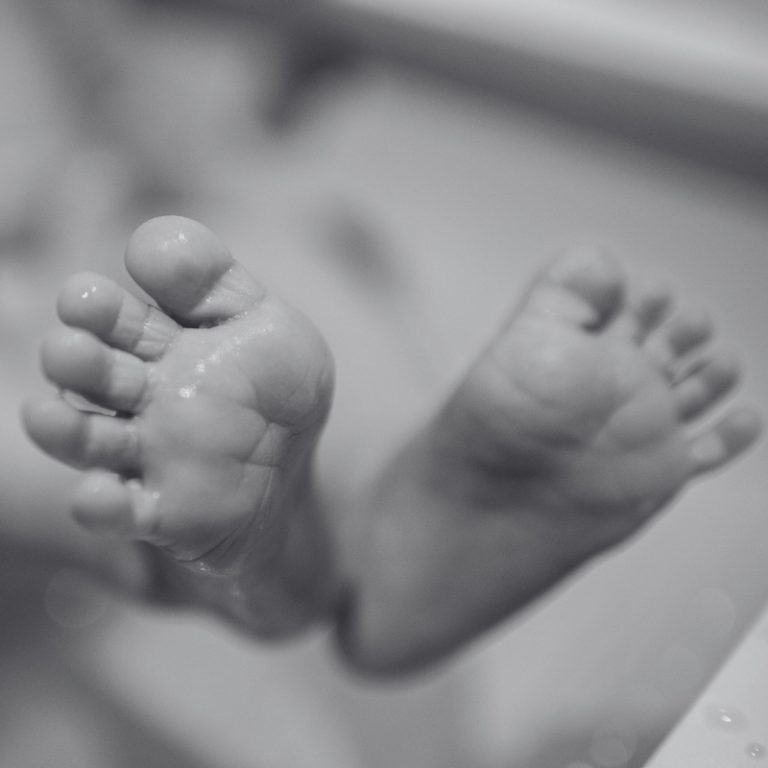 pies de bebe recién nacido
